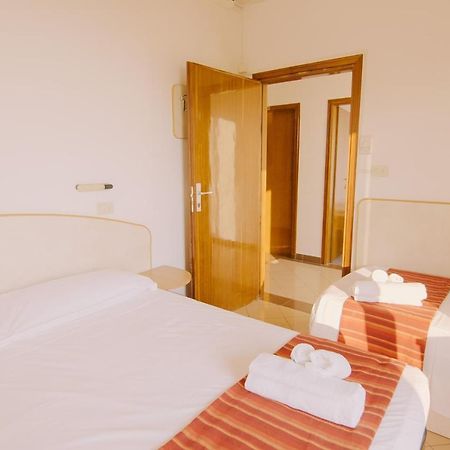 Hotel Beverly Римини Экстерьер фото