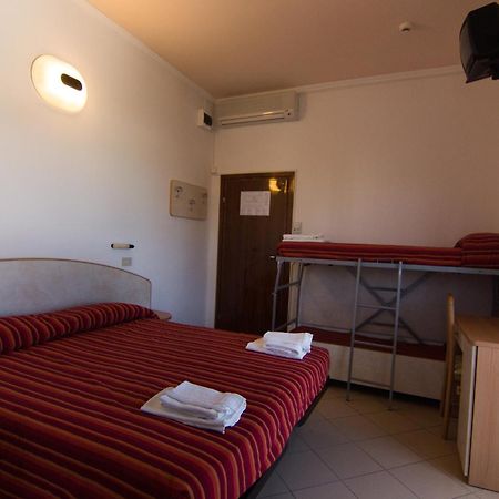 Hotel Beverly Римини Номер фото