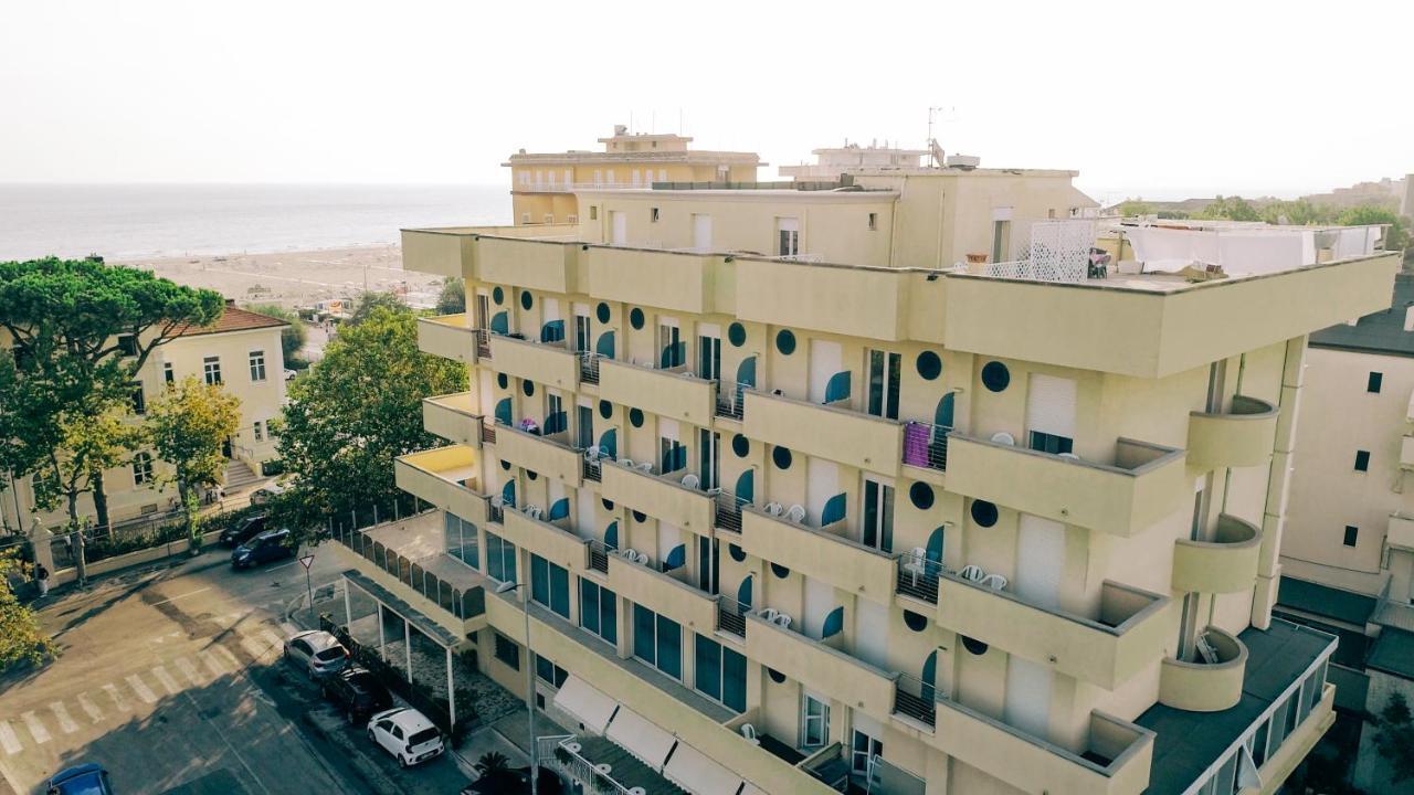 Hotel Beverly Римини Экстерьер фото