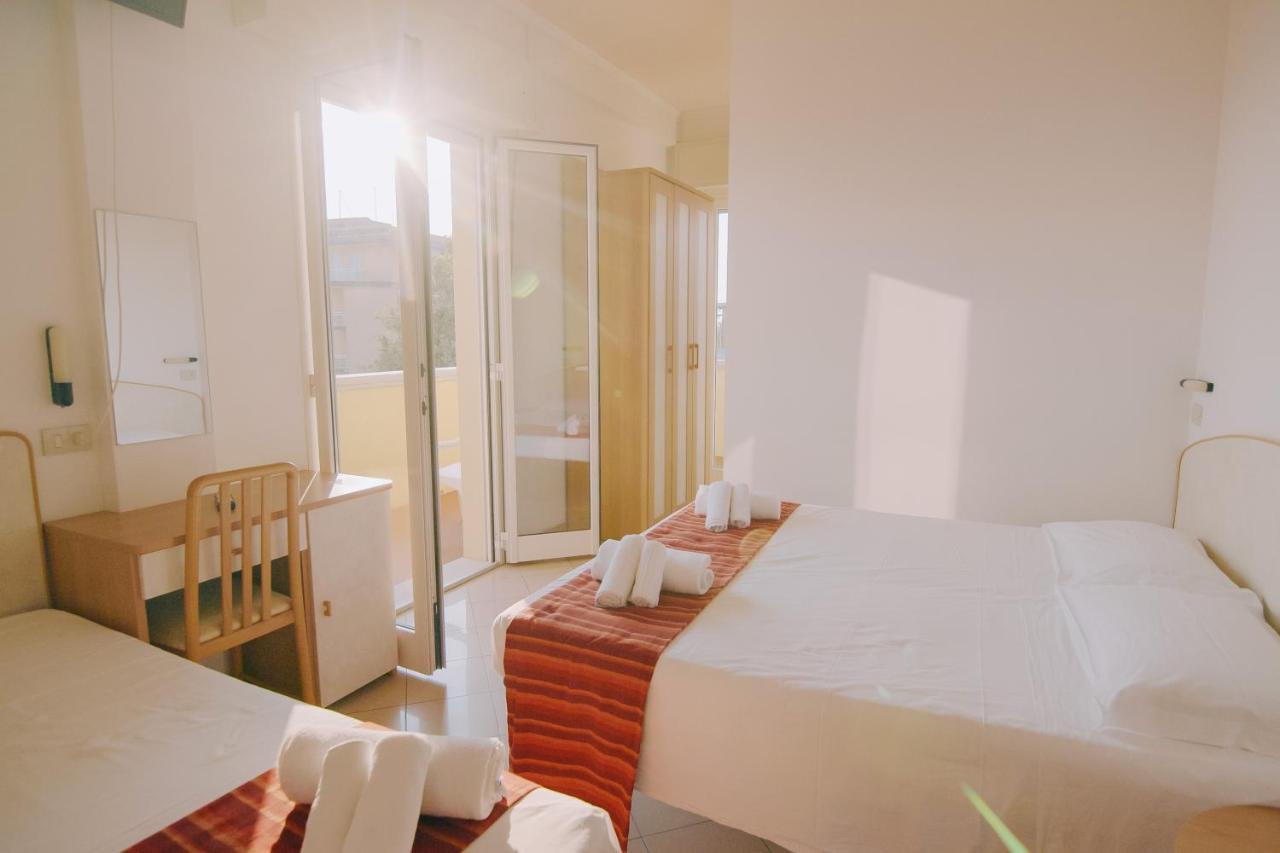 Hotel Beverly Римини Экстерьер фото