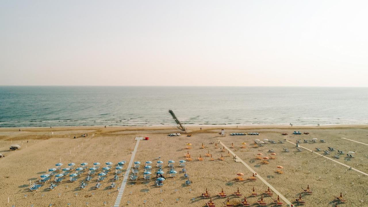 Hotel Beverly Римини Экстерьер фото