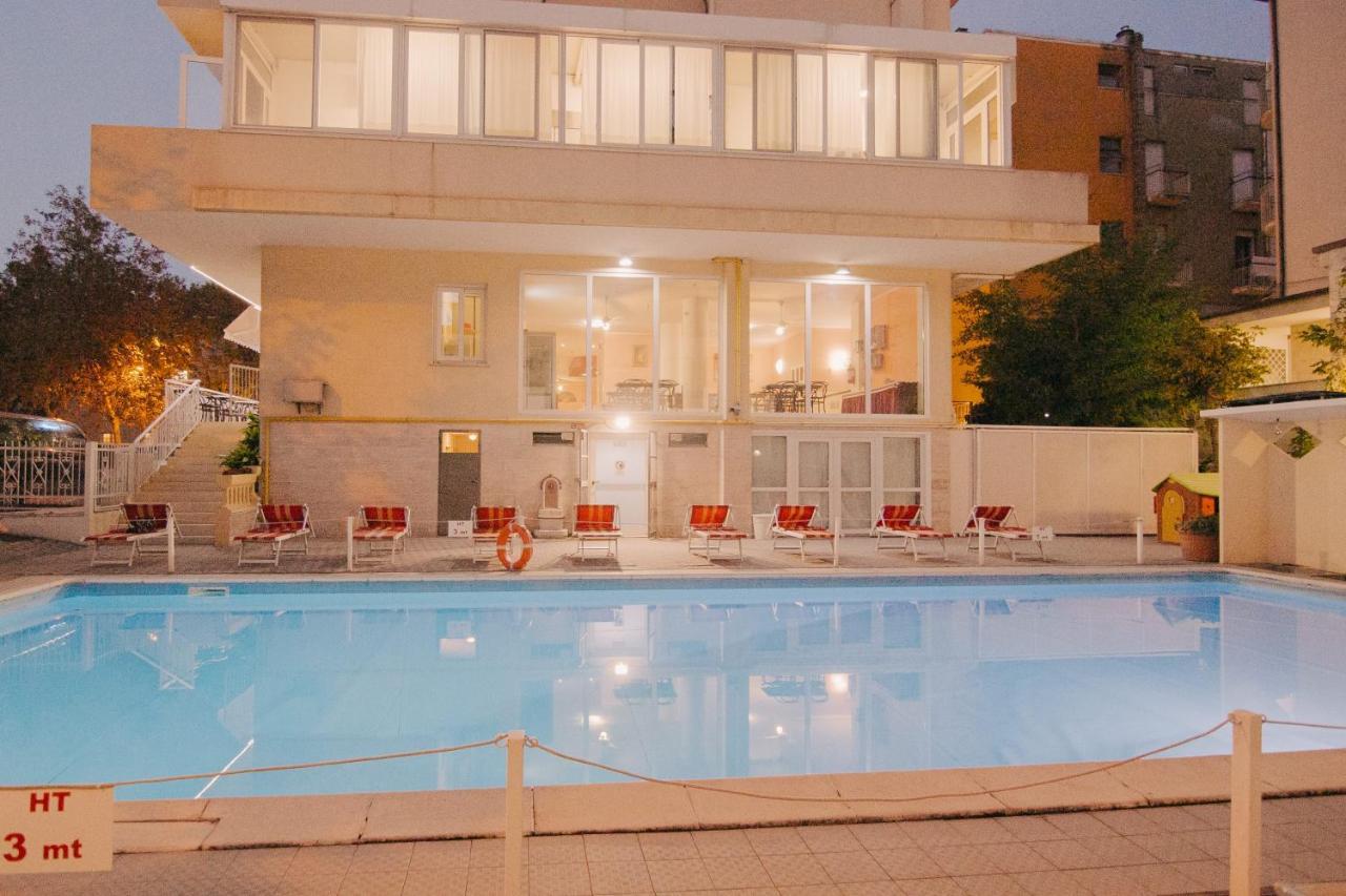 Hotel Beverly Римини Экстерьер фото