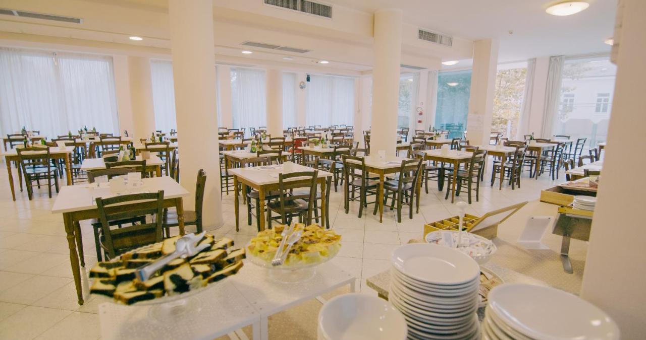 Hotel Beverly Римини Экстерьер фото