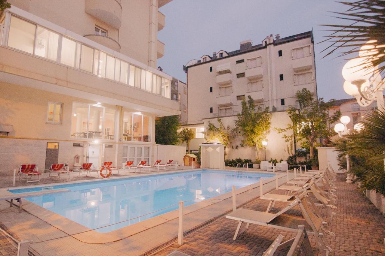Hotel Beverly Римини Экстерьер фото