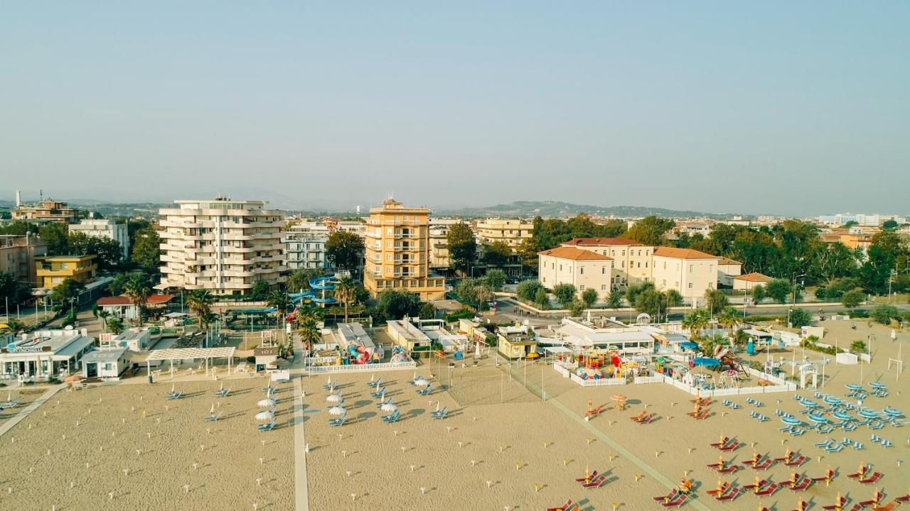 Hotel Beverly Римини Экстерьер фото