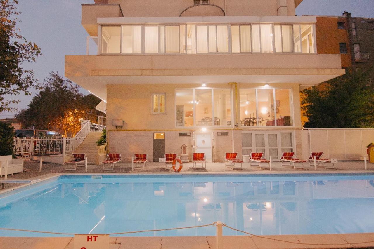 Hotel Beverly Римини Экстерьер фото