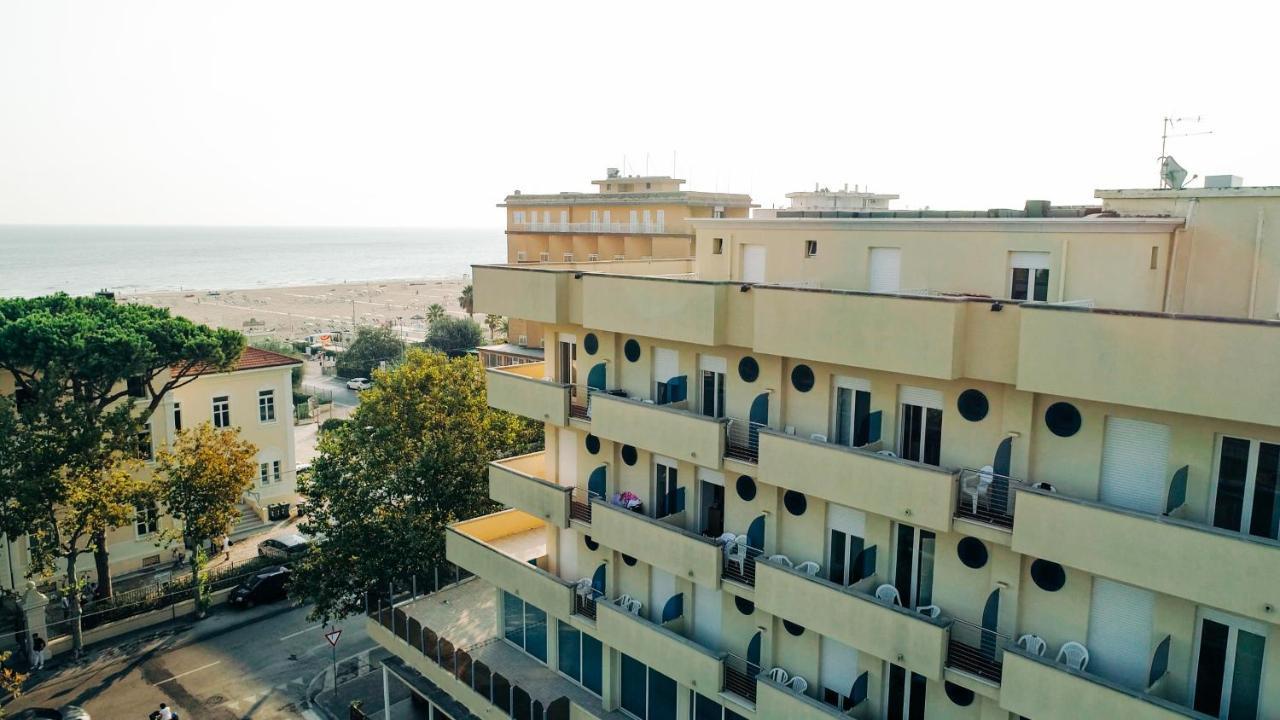 Hotel Beverly Римини Экстерьер фото
