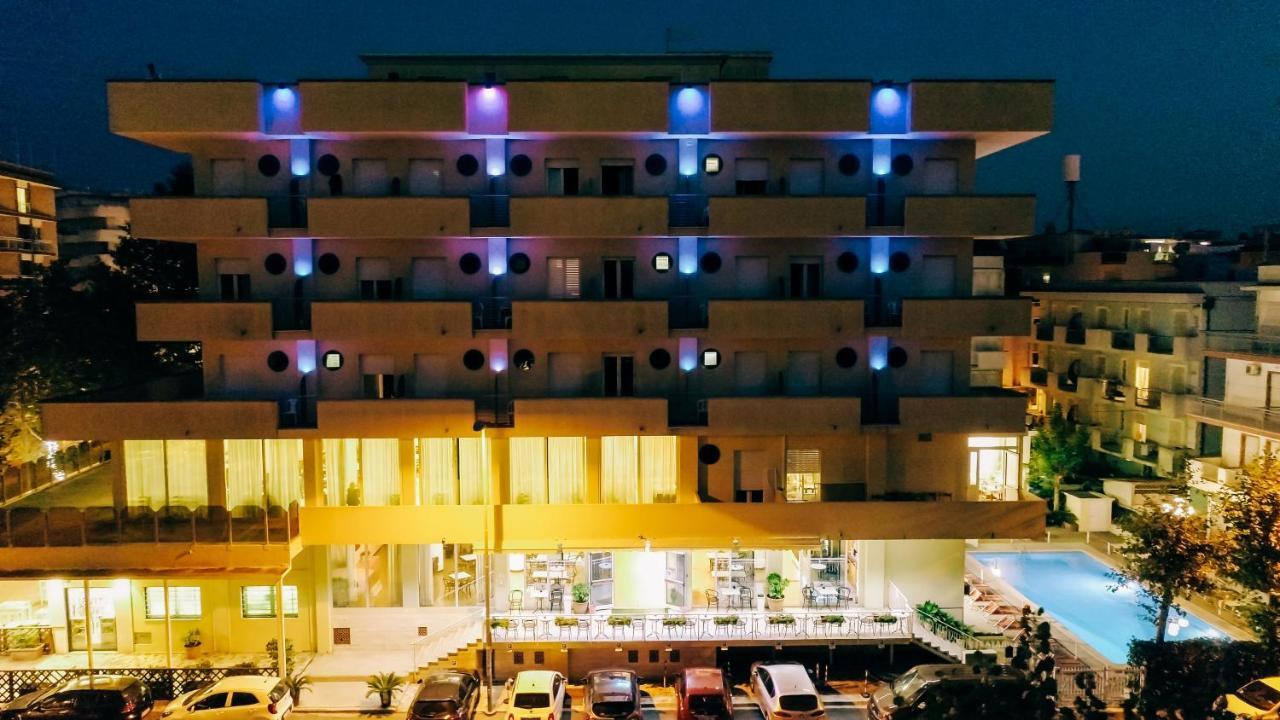 Hotel Beverly Римини Экстерьер фото