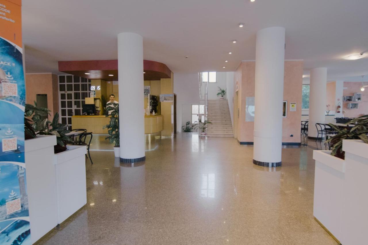 Hotel Beverly Римини Экстерьер фото