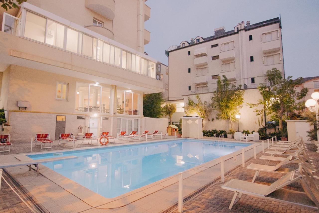 Hotel Beverly Римини Экстерьер фото