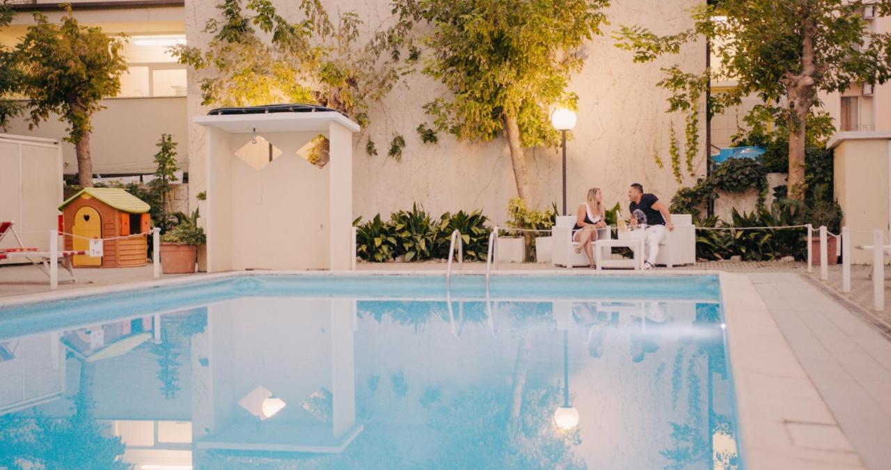 Hotel Beverly Римини Экстерьер фото