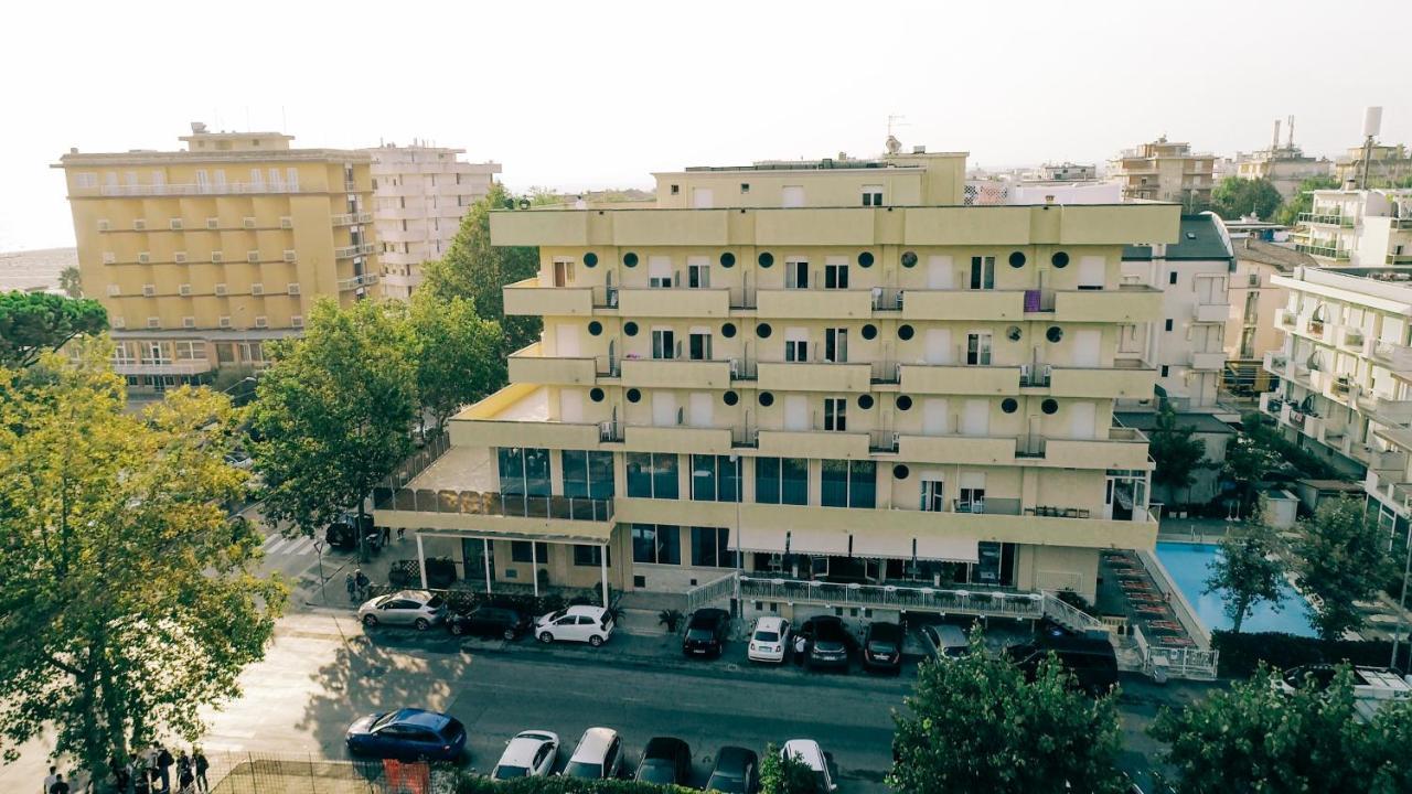 Hotel Beverly Римини Экстерьер фото