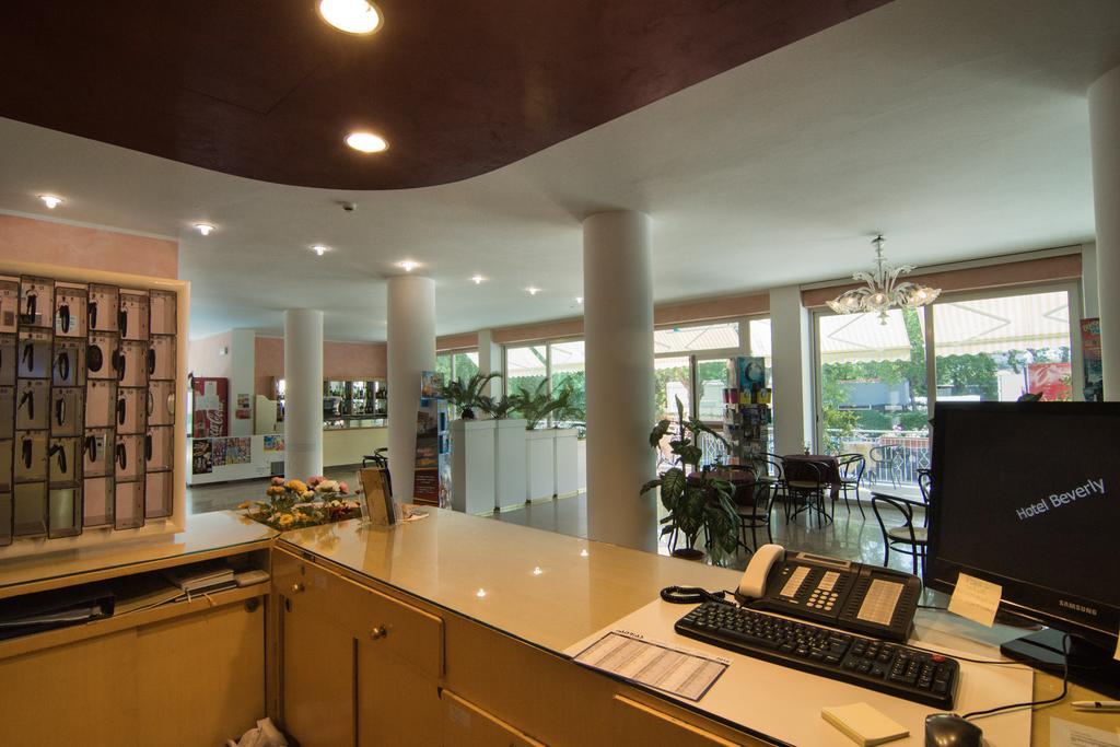 Hotel Beverly Римини Экстерьер фото