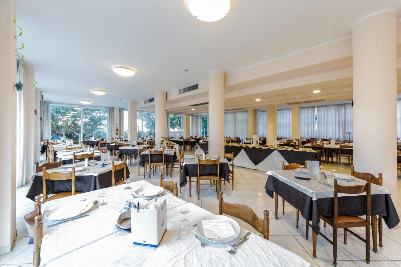 Hotel Beverly Римини Экстерьер фото