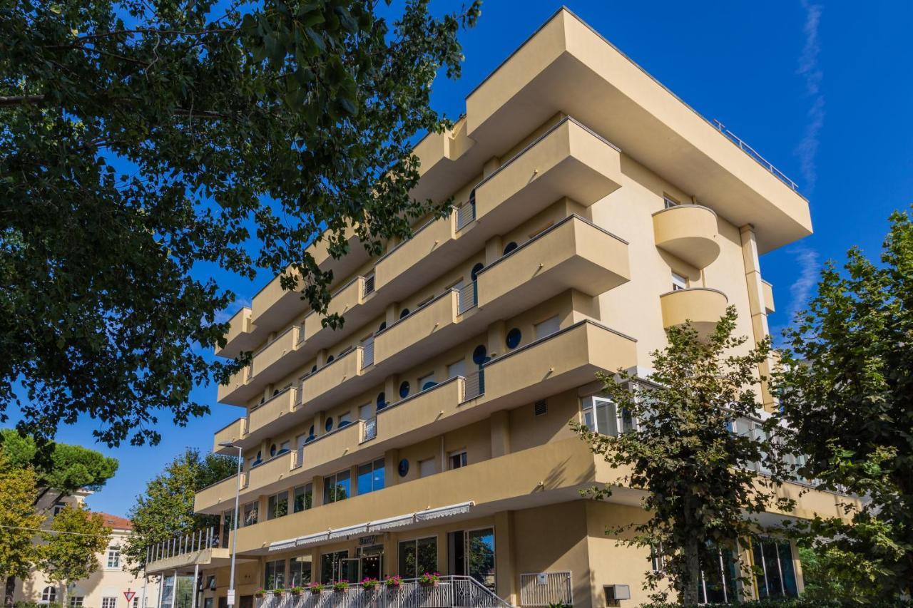 Hotel Beverly Римини Экстерьер фото