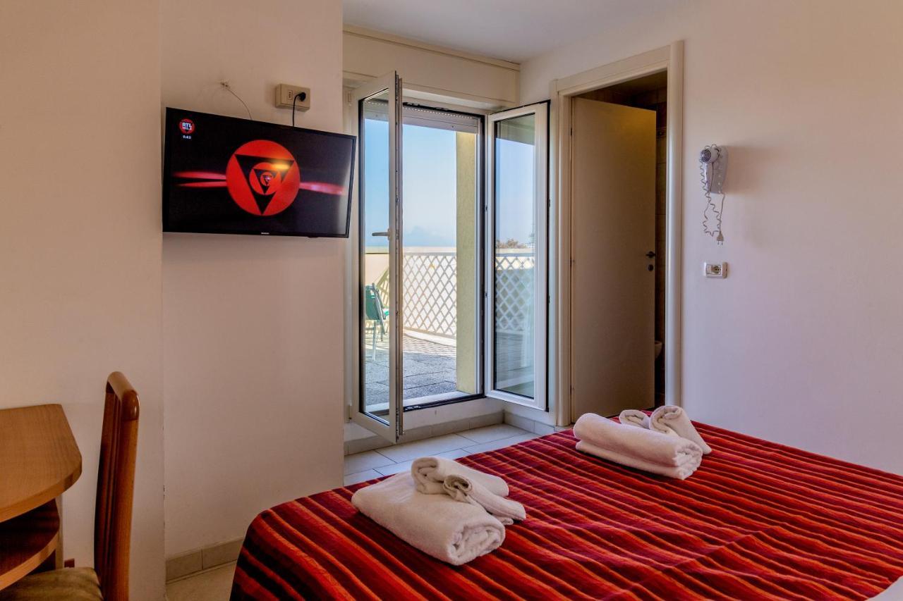 Hotel Beverly Римини Экстерьер фото
