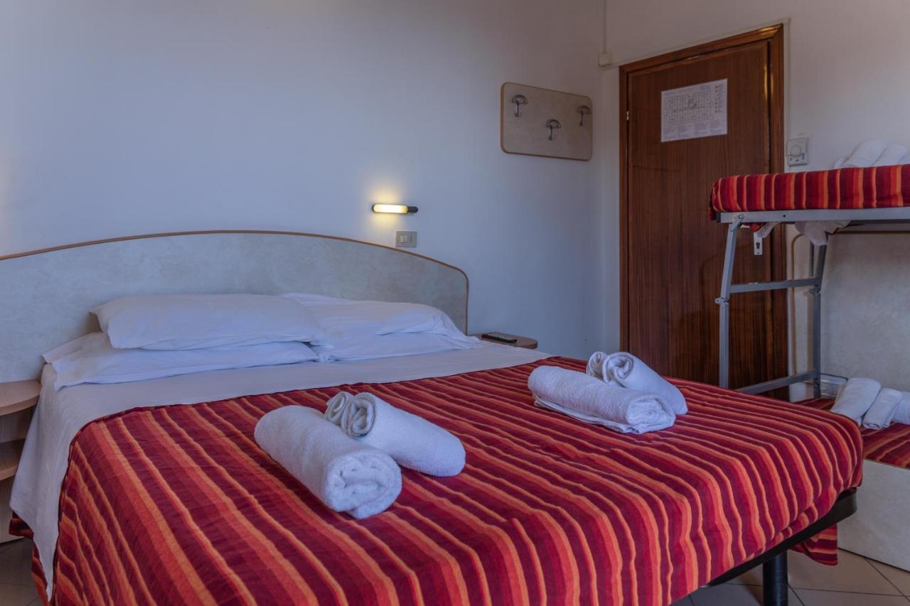 Hotel Beverly Римини Экстерьер фото