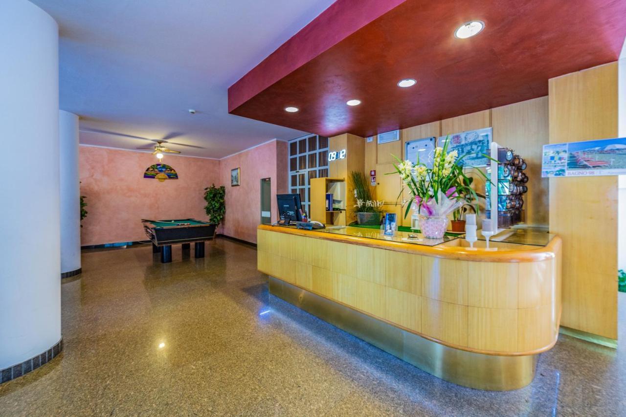 Hotel Beverly Римини Экстерьер фото