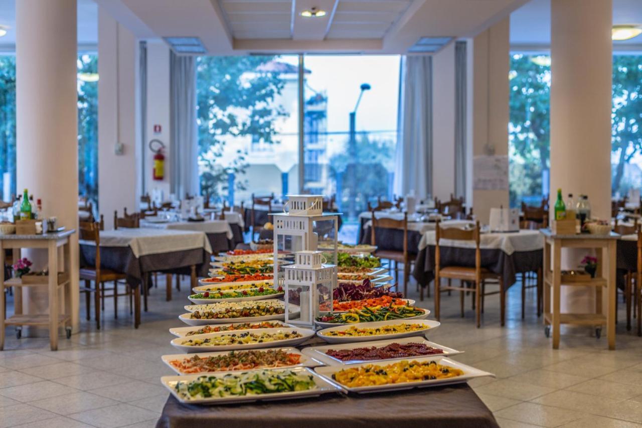 Hotel Beverly Римини Экстерьер фото