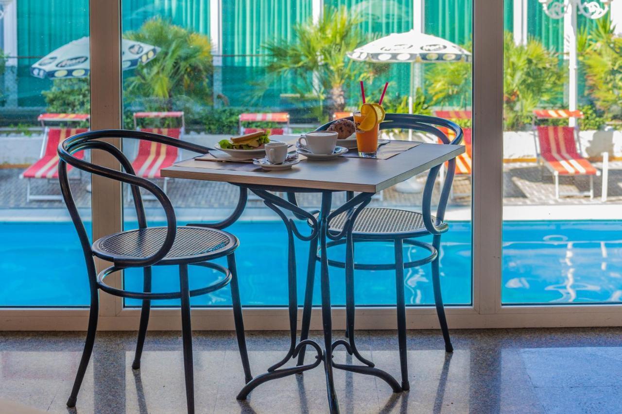 Hotel Beverly Римини Экстерьер фото