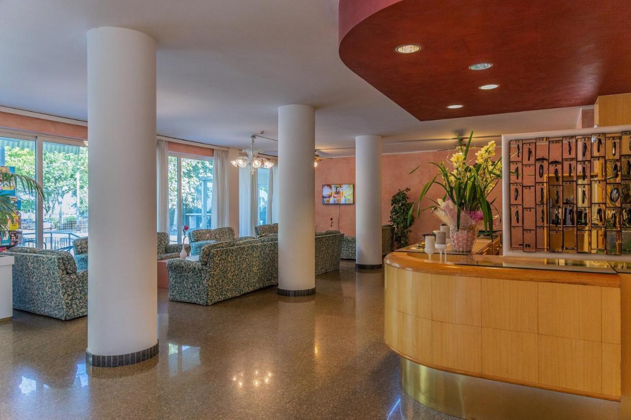 Hotel Beverly Римини Экстерьер фото